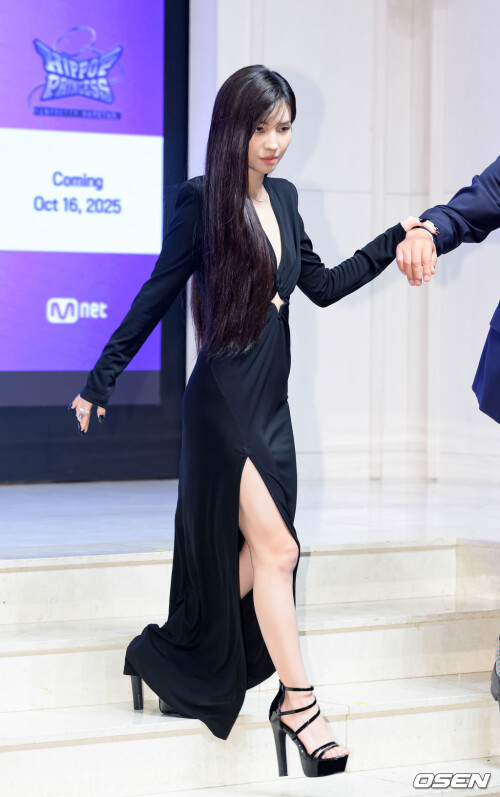 251015 i dle Soyeon at Hip Pop Princess Press Conference documents 8323fda51315f9a14