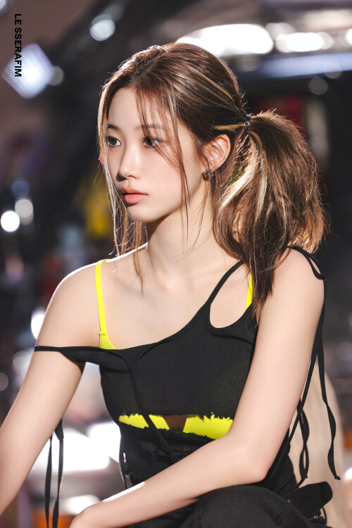 251017 Kazuha LE SSERAFIM SPAGHETTI Jacket Photo Sketch documents 231effbc6de83b85c