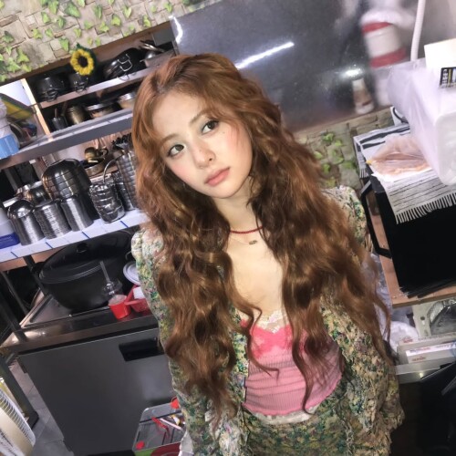 251018-HUH-YUNJIN-Instagram-Update-documents-2b3e194bb3f8e21cb.jpeg