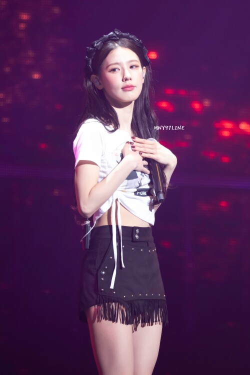 251018 Miyeon at i dle 1st Japan Tour in Kobe D1 documents 42b5d887eccab1ae5