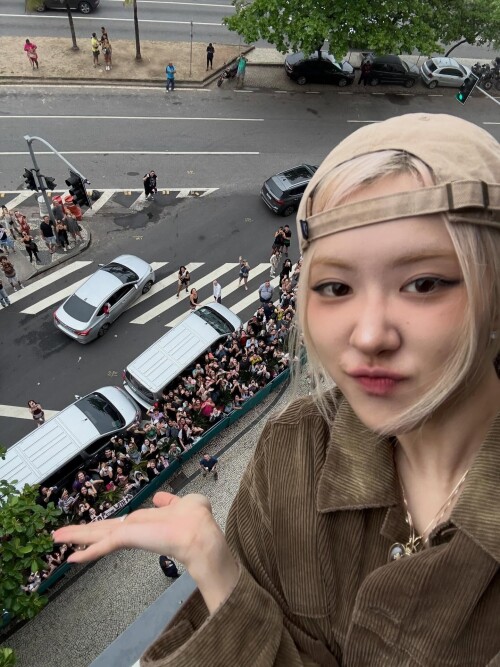 251018 ROSE Instagram Update documents 19cf9648295c4f7f4