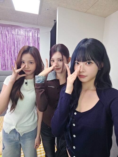 251023 EUNCHAE Star Diary Twitter Update with Hearts2Hearts CARMEN n A NA documents 293144f8c1f6f012