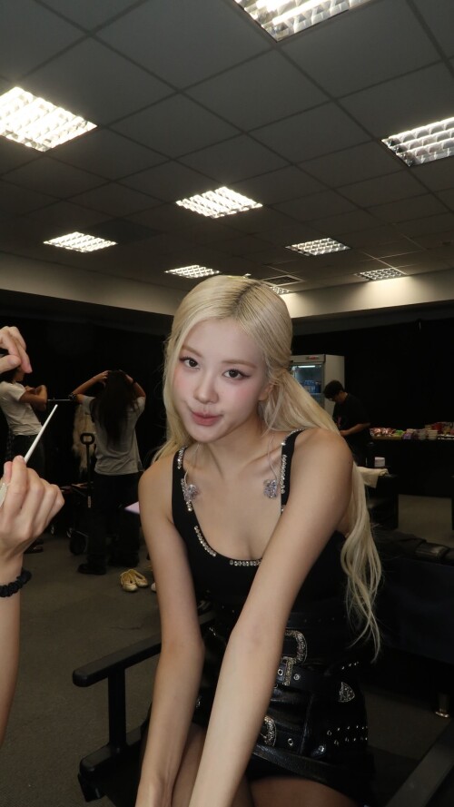 251023 ROSE Instagram Story Update documents 48a80980ddc37db5e