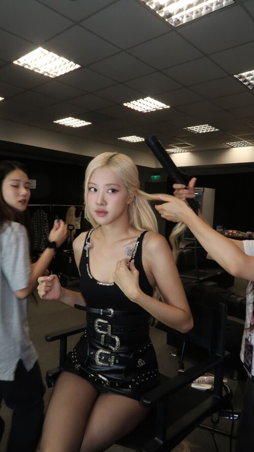 251023 ROSE Instagram Story Update documents 59a4707b0673df1e0