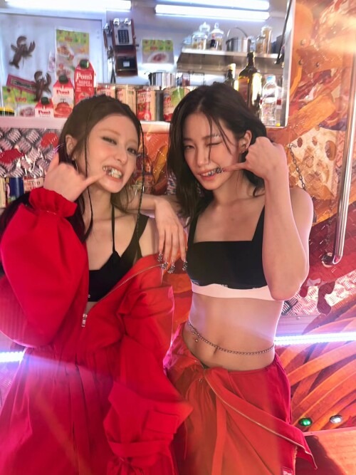 251024-HUH-YUNJIN-Instagram-Update-with-LE-SSERAFIM-documents-3c7e842c4ebfe4989.jpeg