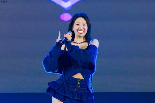 251025 Hwiseo at Reckless Concert documents 25eeae3c27cd9c86d