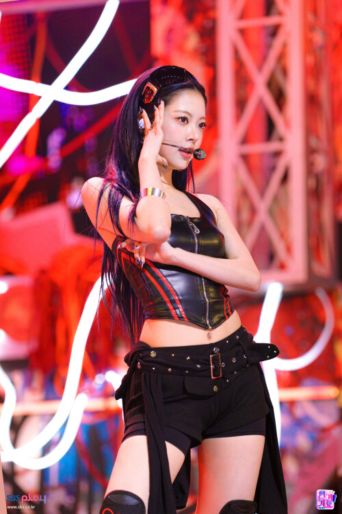 251026 Hong Eunchae SPAGHETTI at Inkigayo documents 1d569e70b3ccdda2b