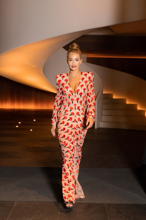 Exclusif - Rita Ora quitte l'htel Edition en tenue Lanvin  Madrid le 23 juin 2022.  Tiziano Da Silva/Bestimage Exclusive - For Germany call for price - Rita Ora leaves the Edition hotel in a Lanvin outfit in Madrid on June 23, 2022.