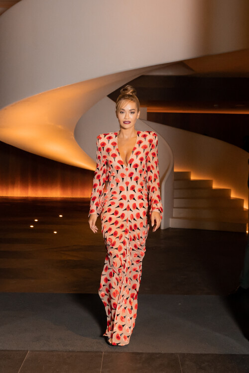 Exclusif - Rita Ora quitte l'htel Edition en tenue Lanvin  Madrid le 23 juin 2022.  Tiziano Da Silva/Bestimage Exclusive - For Germany call for price - Rita Ora leaves the Edition hotel in a Lanvin outfit in Madrid on June 23, 2022.