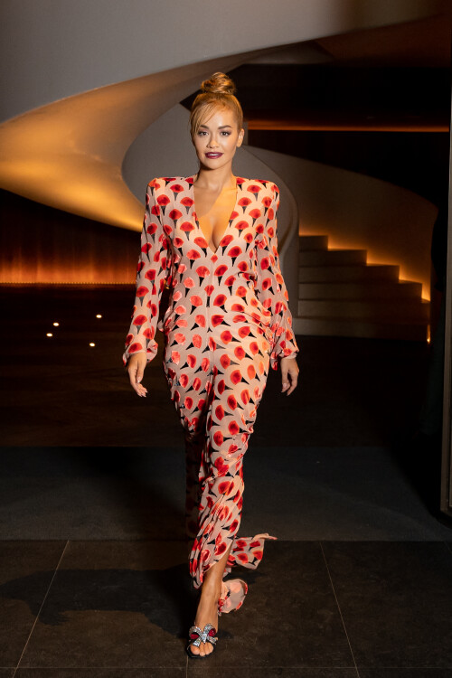 Exclusif - Rita Ora quitte l'htel Edition en tenue Lanvin  Madrid le 23 juin 2022.  Tiziano Da Silva/Bestimage Exclusive - For Germany call for price - Rita Ora leaves the Edition hotel in a Lanvin outfit in Madrid on June 23, 2022.