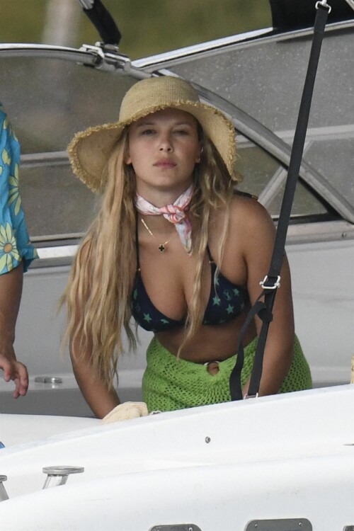 293781260 millie bobby brown jason 2022 07 08 4