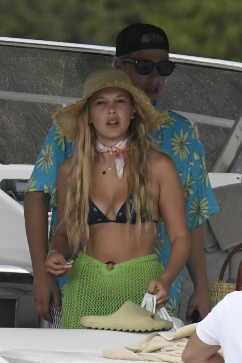 293781465 millie bobby brown jason 2022 07 08 17