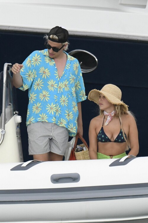 293781714 millie bobby brown jason 2022 07 08 32