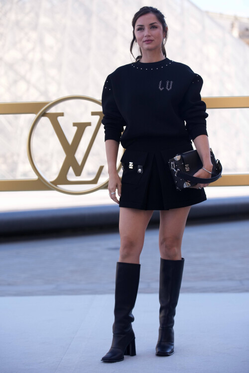 Ana de Armas poses before the Louis Vuitton Spring/Summer 2026 collection presented in Paris, Tuesday, Sept. 30, 2025. (AP Photo/Christophe Ena)/PAR103/25273374193050//2509301226