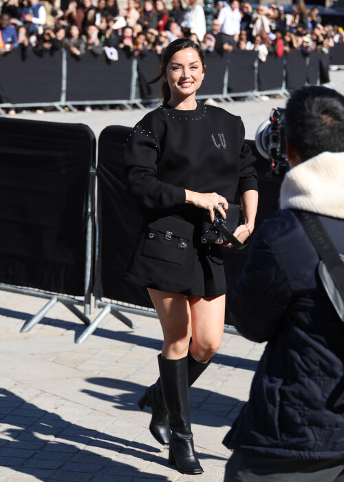 Ana de Armas arrive au dfil Louis Vuitton Collection Femme Prt--Porter Printemps/Et 2026 lors de la Fashion Week de Paris (PFW) dans la Cour Carre du Louvre,  Paris, France, le 30 septembre 2025.  Denis Guignebourg/Bestimage Arrivals at the Louis Vuitton fashion show as part of Spring/Summer 2026 Paris Fashion Week held at The Louvre in Paris, France, on September 30, 2025.