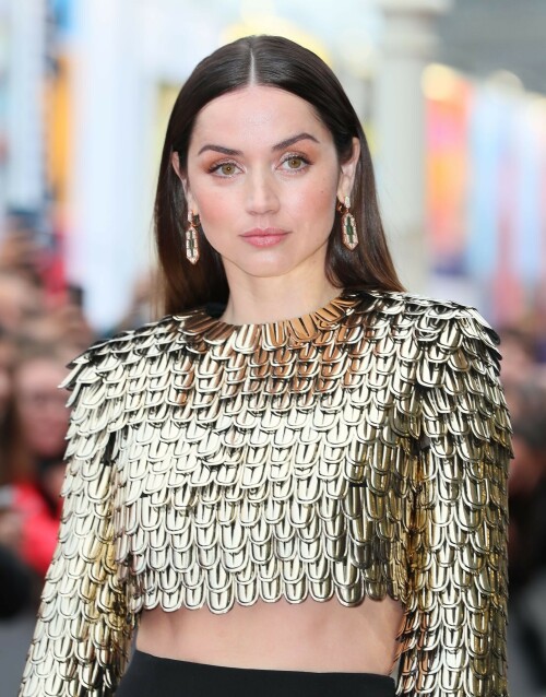 308012196_ana-de-armas-3