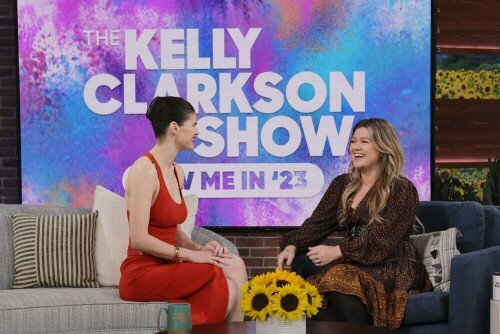 THE KELLY CLARKSON SHOW -- Episode J075 -- Pictured: (l-r)  Alexandra Daddario, Kelly Clarkson -- (Photo by: Trae Patton/NBCUniversal)