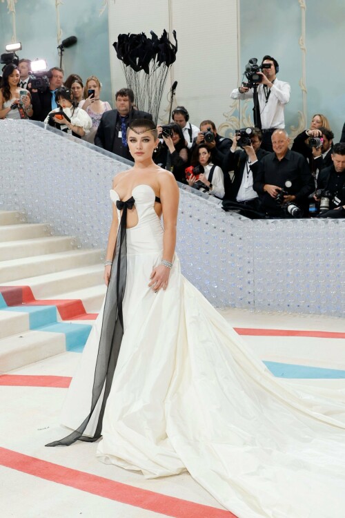 350425698 florence pugh 122aa 1