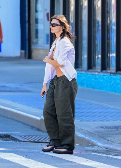 483722724 emily ratajkowski 1173eff72a98a7baef