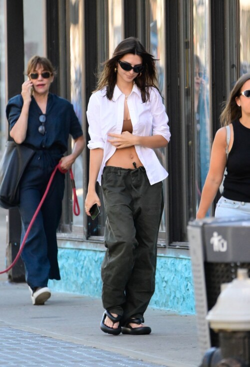 483722856 emily ratajkowski 18f65689fcb5510ac2