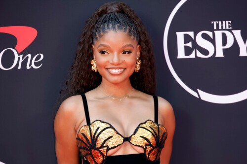 491575009 halle bailey 12ba324ed3acc02273