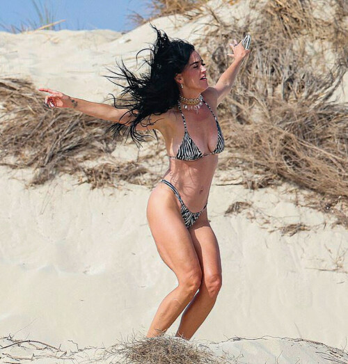 498925921 katy spotted filming in ibiza 3babc000846373a8605129ecfd2f37f95