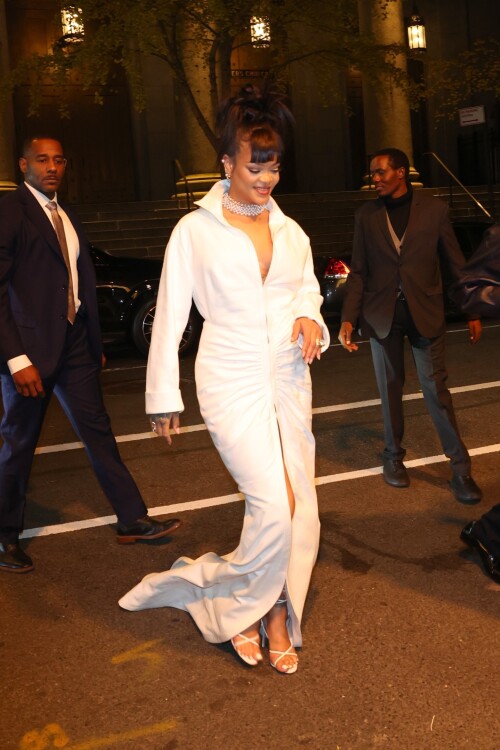 4Rihanna_04_12_242c8f90aea2223dbc