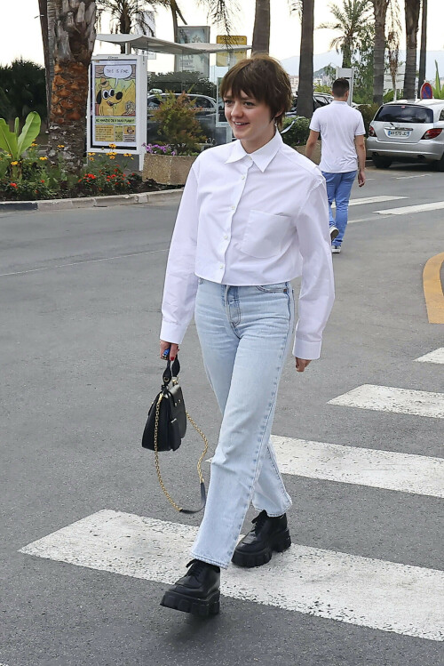 21 June 2022 - EXCLUSIVE.British "Game of Thrones" actress, Maisie Williams, with her mother Hilary Pitt Frances, on the Croisette, guests of Spotify for the Fte de la Musique at Cannes Lions 2022, hiding to smoke her cigarette. Cannes France.Credit: GoffPhotos.com   Ref: KGC-304**Exclusive to GoffPhotos.com - UK, USA, Australia/NZ Sales Only - Newspapers Allrounder - Magazines Double Space Rates - Web/Online Must Call Before Use**