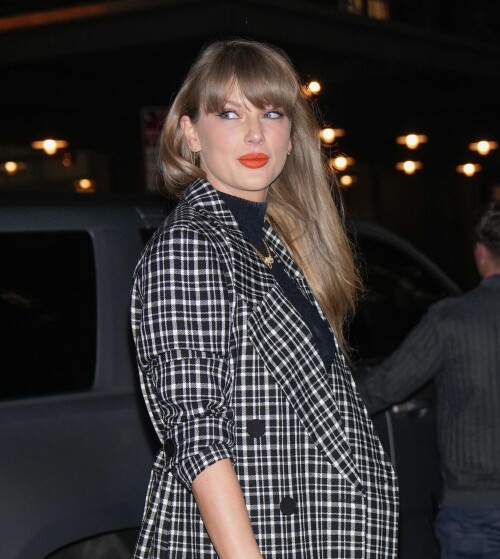 11/19/2024 PREMIUM EXCLUSIVE: Taylor Swift is spotted heading out on the town in New York City. The pop star carried a Fendi bag and wore a plaid trench coat, matching skirt, black sweater, Louis Vuitton Tambour watch, and Gucci horsebit platform slingback loafers.**VIDEO AVAILABLE**sales@theimagedirect.com Please byline:TheImageDirect.com*EXCLUSIVE PLEASE EMAIL sales@theimagedirect.com FOR FEES BEFORE USE