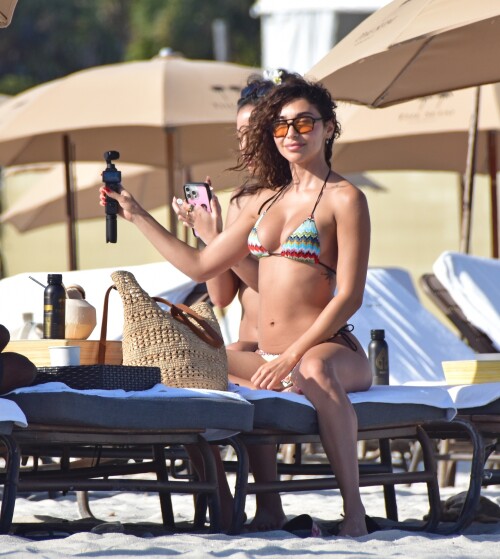 564057235_chanteljeffriesbikiniassflash3584689b2ebdf5901f0