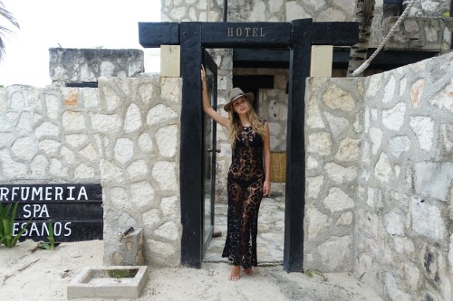 573c3454cc843 CamilaMorrone07