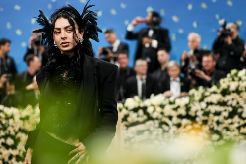 595618604_charlixcx-1106ad9ef4d830643f