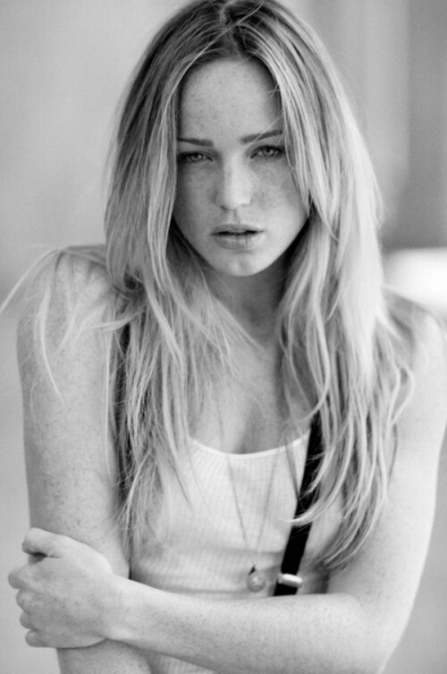600full caity lotz