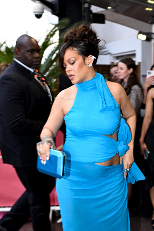 Rihanna (enceinte) signe des autographes lors du 78me festival international du film de Cannes pendant que son mari Asap Rocky est sur le tapis rouge du film Highest 2 Lowest le 19 mai 2025.  Yehiel Chekroune / Bestimage Rihanna (pregnant) signs autographs at the 78th Cannes International Film Festival while her husband Asap Rocky is on the red carpet for the film Highest 2 Lowest on 19 May 2025.