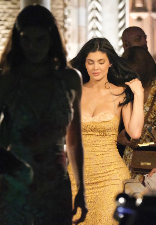 615889619_kendallkylie3-459960c6dad9795a00