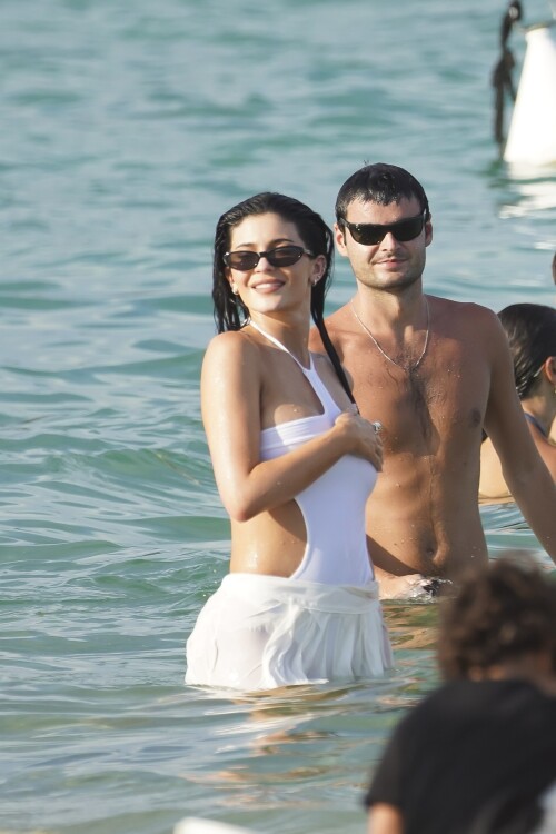 618657560_kendallkylie2-104ef779696aecccc4