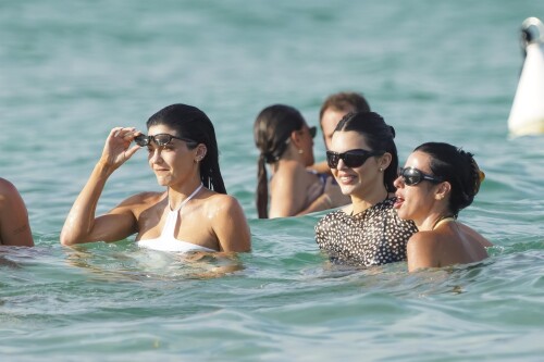 618658029_kendallkylie2-4830eb2eb4ae69314f