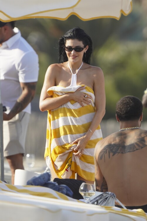 618658161_kendallkylie2-64b8f4140d3bf8a1d8