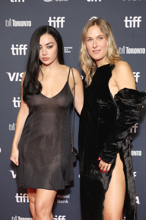 637721538 charli 93c571d59e1a61425