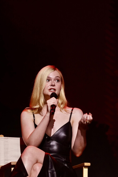 MLG 27-09-2025.-Presentacion de la nueva pelicula de Predator, Badland, con la presencia de la actriz y su director, Dan Trachtenberg, Elle Fanning, en la Comic Con. (MLG 27-09-2025.-Presentacion de la nueva pelicula de Predator, Badland, con la  (MLG