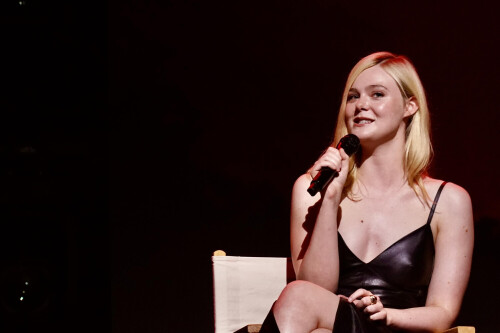 MLG 27-09-2025.-Presentacion de la nueva pelicula de Predator, Badland, con la presencia de la actriz y su director, Dan Trachtenberg, Elle Fanning, en la Comic Con. (MLG 27-09-2025.-Presentacion de la nueva pelicula de Predator, Badland, con la  (MLG