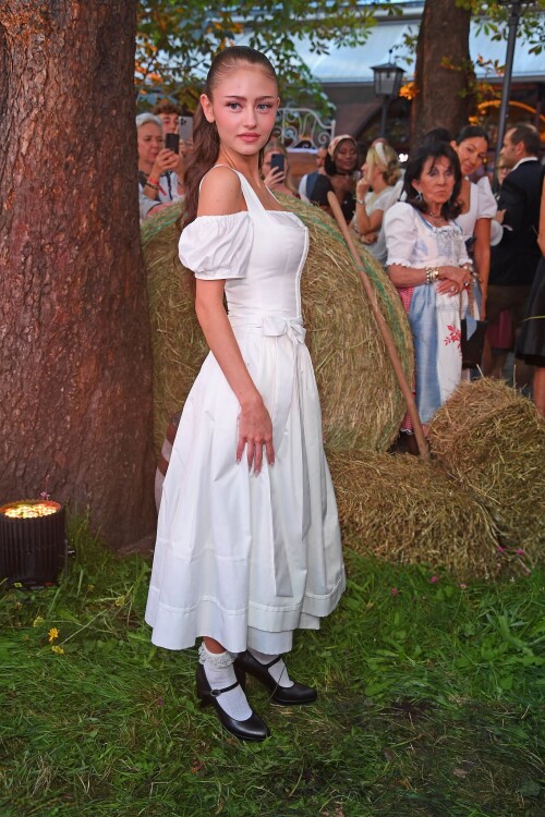 642041083 leni 1127a526158aa989f5