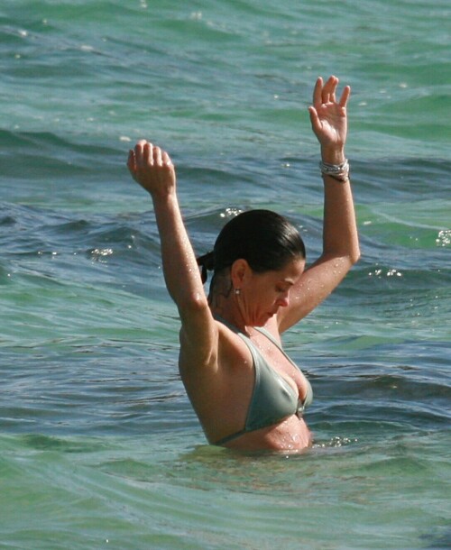 Teri Hatcher Frolics In Mexican Waters