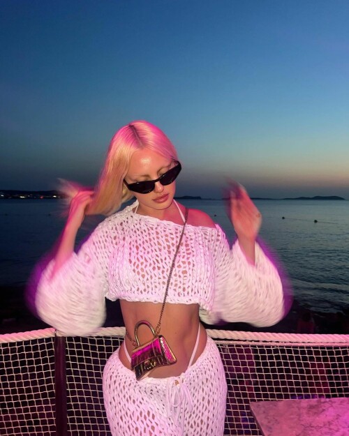 70FE7611 4D68 48D8 9843 F8FFD43B4612