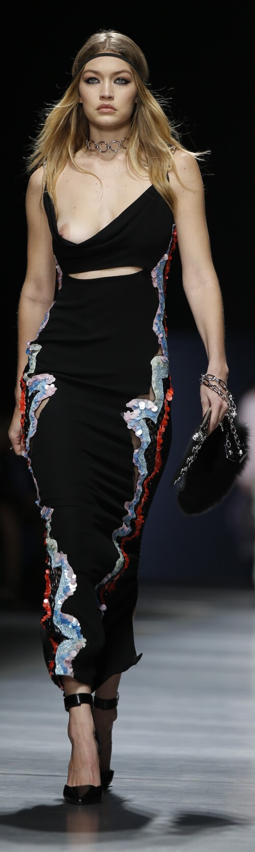 757464960_GigiHadidVersaceFashionShow1_122_528lod3948e43a044246e