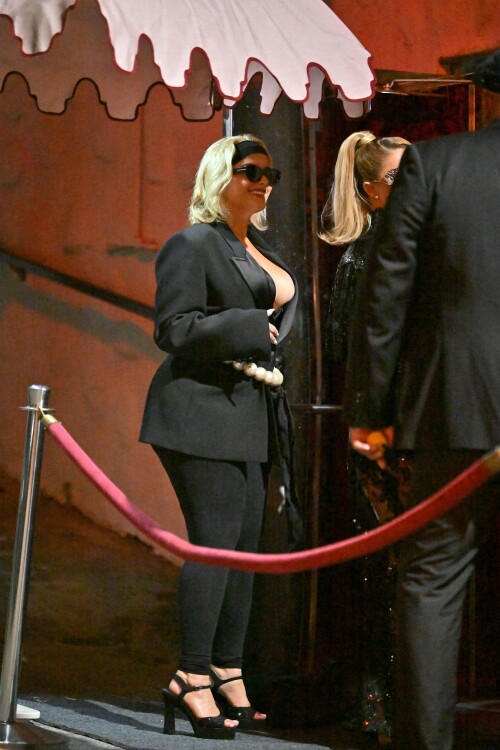 856 863bda22562d62670