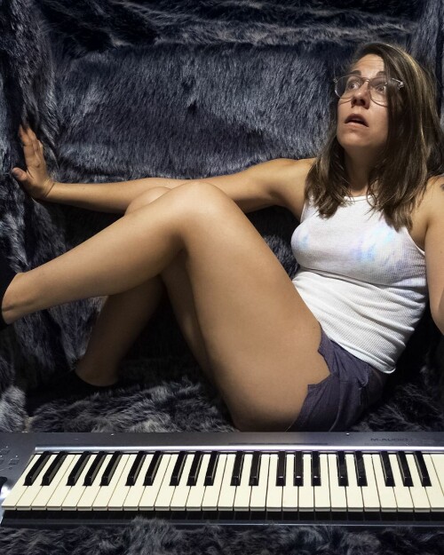 Ali Spagnola Fur Room Legs 001