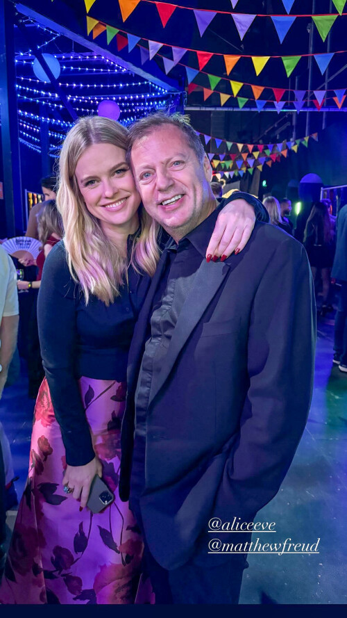 Alice 614dc705645563c12