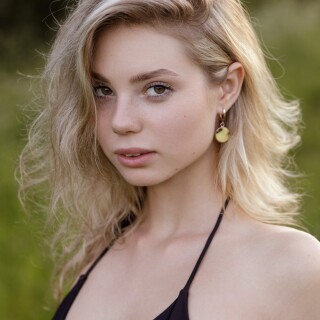 Alice.set.on.the.field.001280443614e92e795