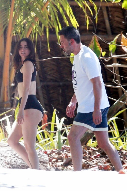 Ana de Armas Ben Affleck 1 Costa Rica 8.3.2020